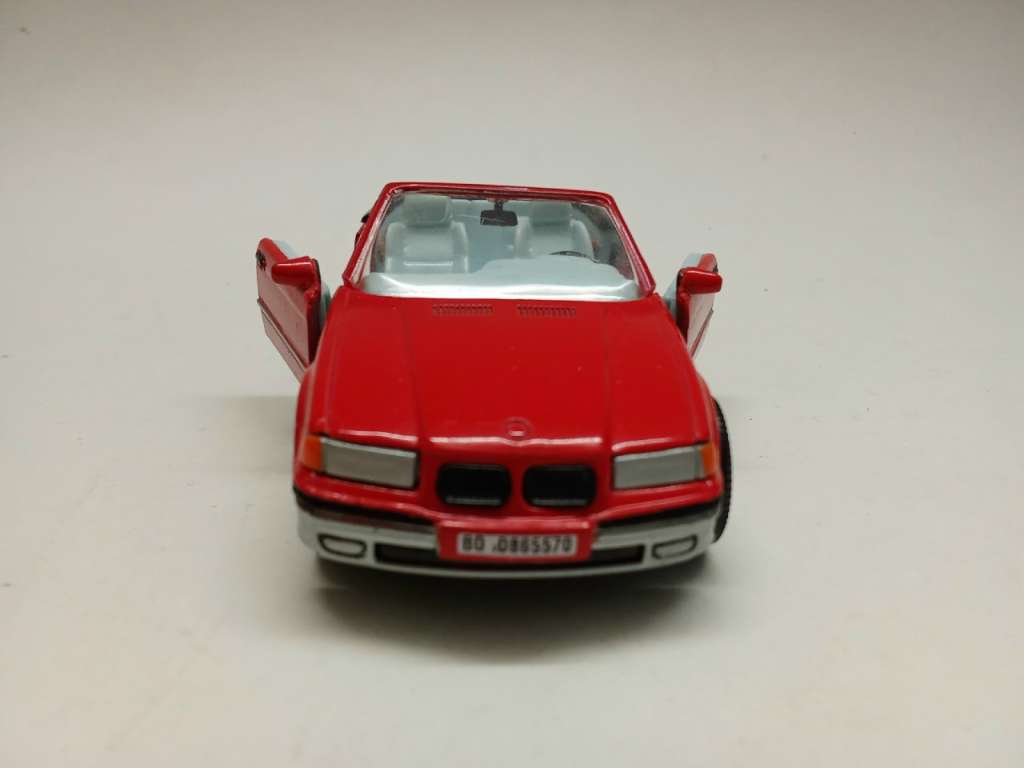 Модель авто 1:43 BMW 325I Maisto 