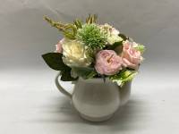 Композиция искусственные цветы в чайнике