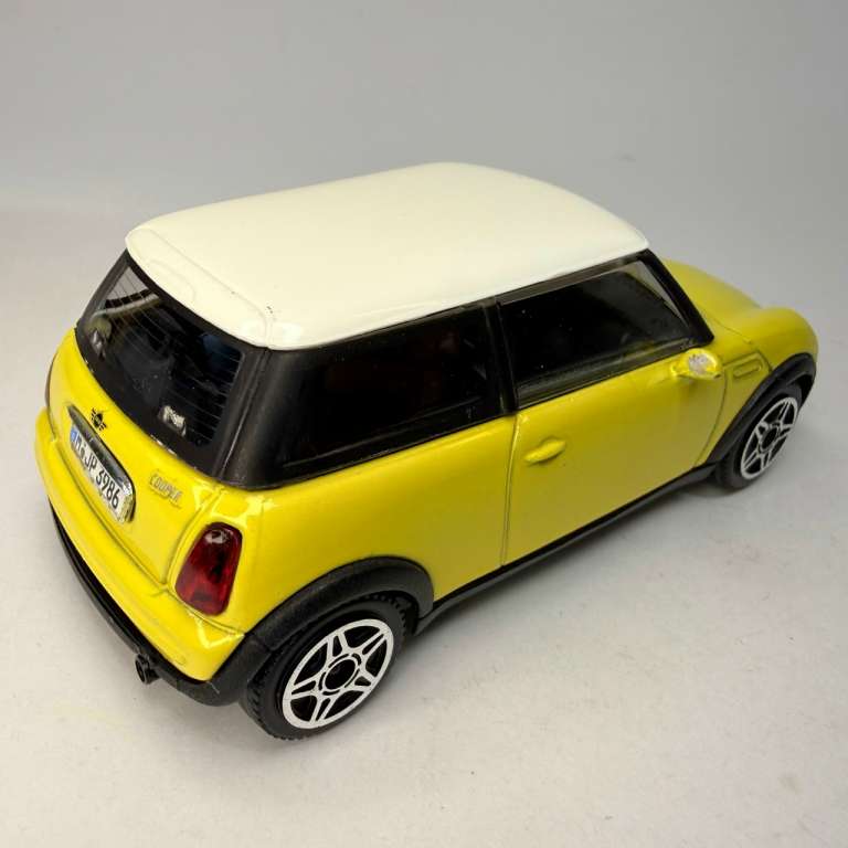 Модель BBurago Mini Cooper в коробке