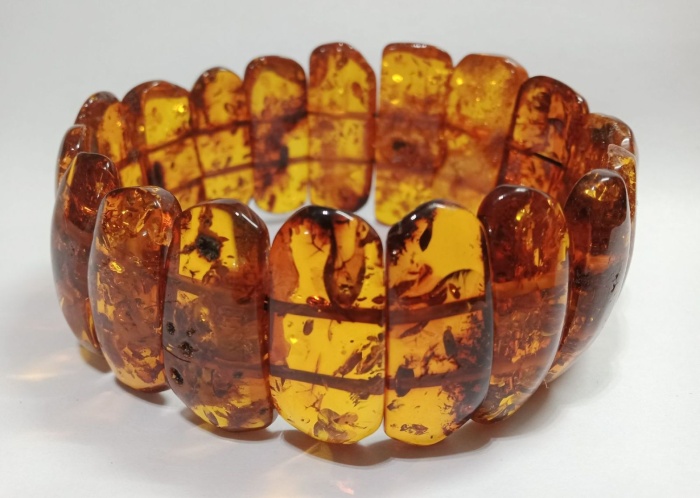 Браслет янтарный красивый 37 гр (сост. на фото)