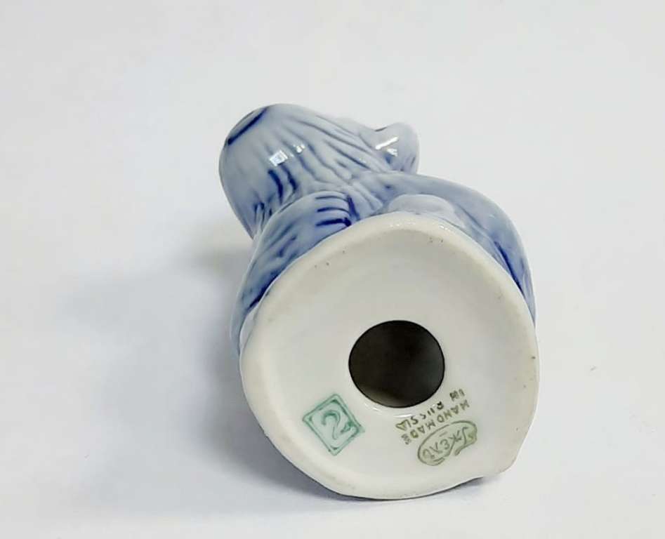 Фарфоровый сувенир "Обезьяна", гжель