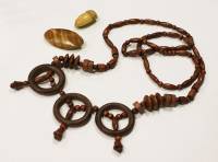 Набор украшений из дерева: броши и ожерелье, СССР, 3 штуки (см. фото)