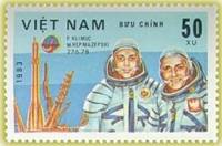 (1983-034) Марка Вьетнам "П. Климук и М. Гермашевский"    Интеркосмос III Θ