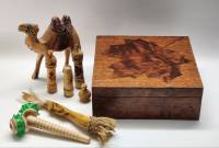 Шкатулка деревянная с сувенирами Верблюд, папуас, массажер, баночки для пробников