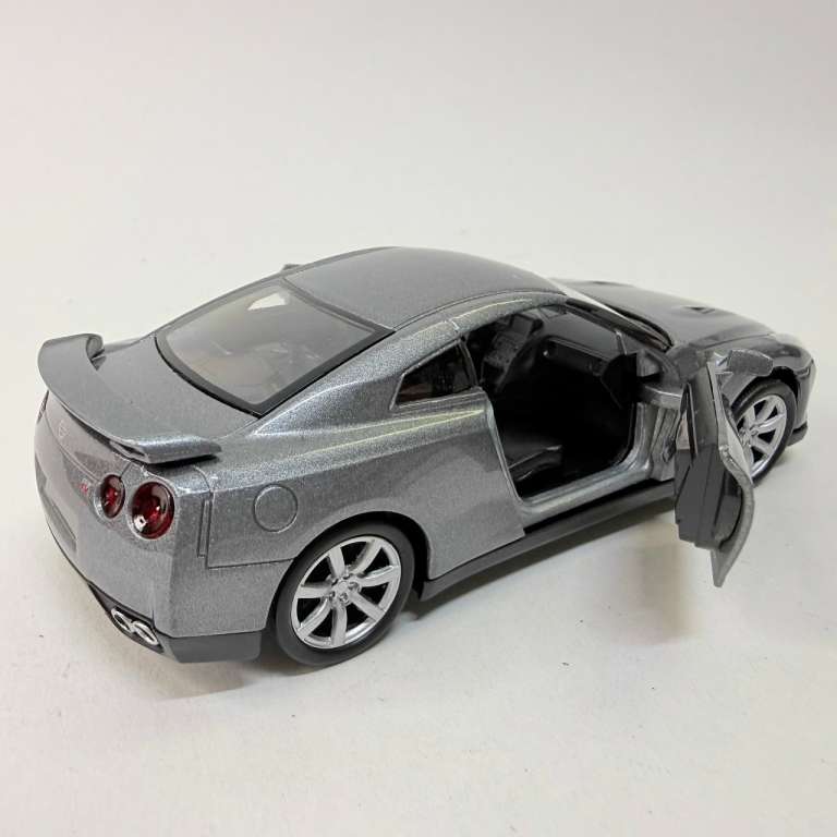 Welly Nissan GT-R в коробке