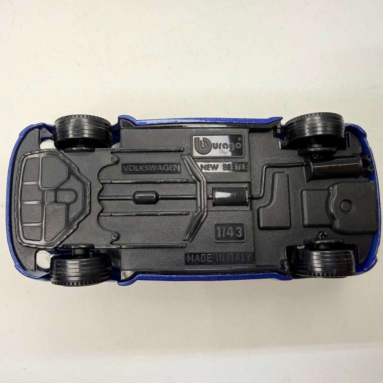 Модель BBurago Volkswagen New Beetle в коробке