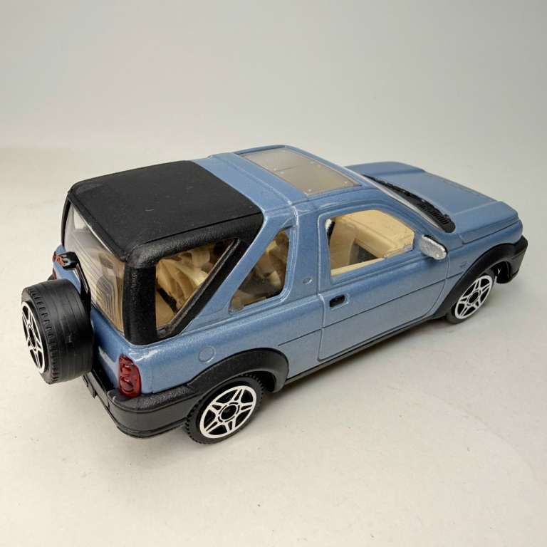 Модель BBurago Land Rover Freelander в коробке