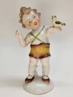Статуэтка фарфор Мальчик с птичкой Германия (скол на пальце) высота 14,5 см