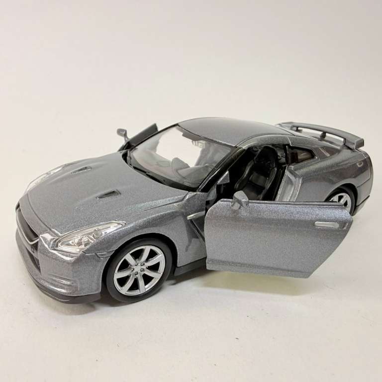 Welly Nissan GT-R в коробке