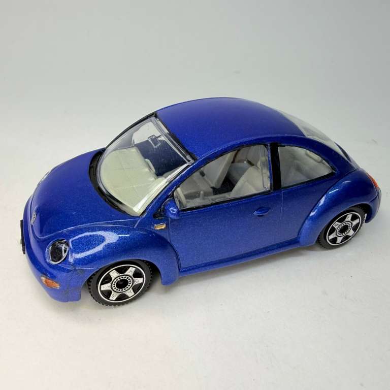 Модель BBurago Volkswagen New Beetle в коробке