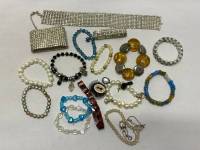 Набор 16 браслетов со стразами и собранных на нить бусин