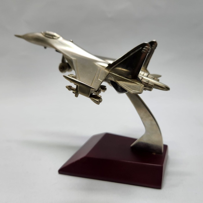 Модель истребителя металл (сост.на фото) 