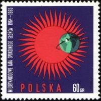 (1965-045) Марка Польша "Эмблема (Фиолетово-красная)"   Международный год Тихого Солнца II Θ