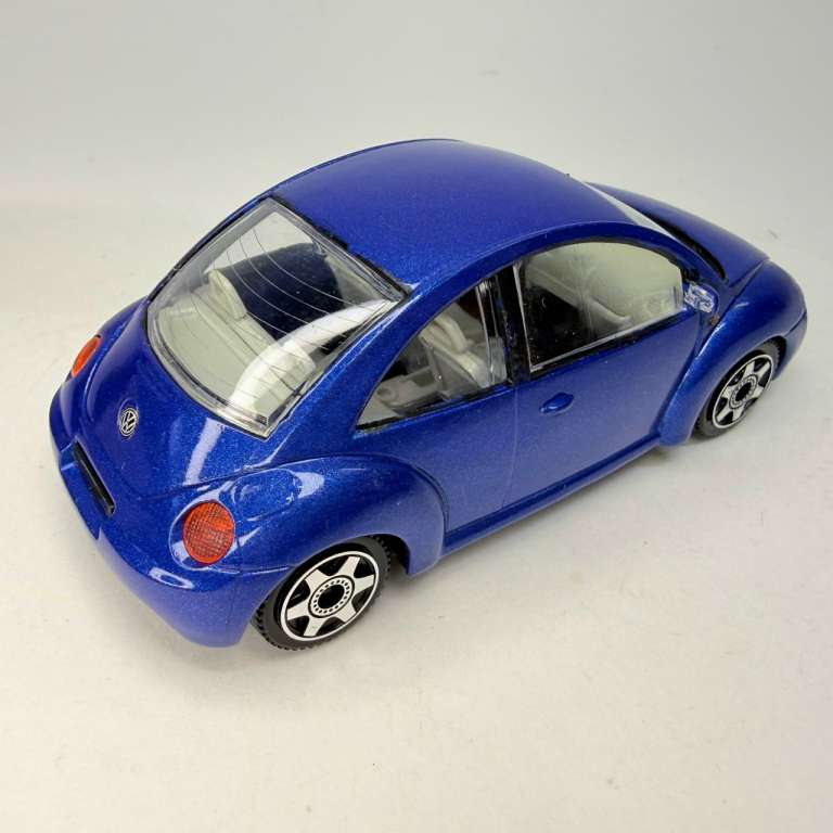 Модель BBurago Volkswagen New Beetle в коробке