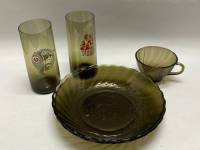 Набор 2 тарелки + чашка и 2 стакана цветное стекло (состояние на фото)