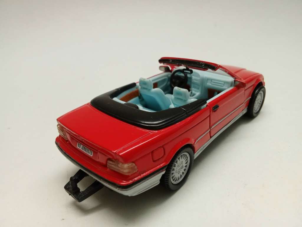 Модель авто 1:43 BMW 325I Maisto 