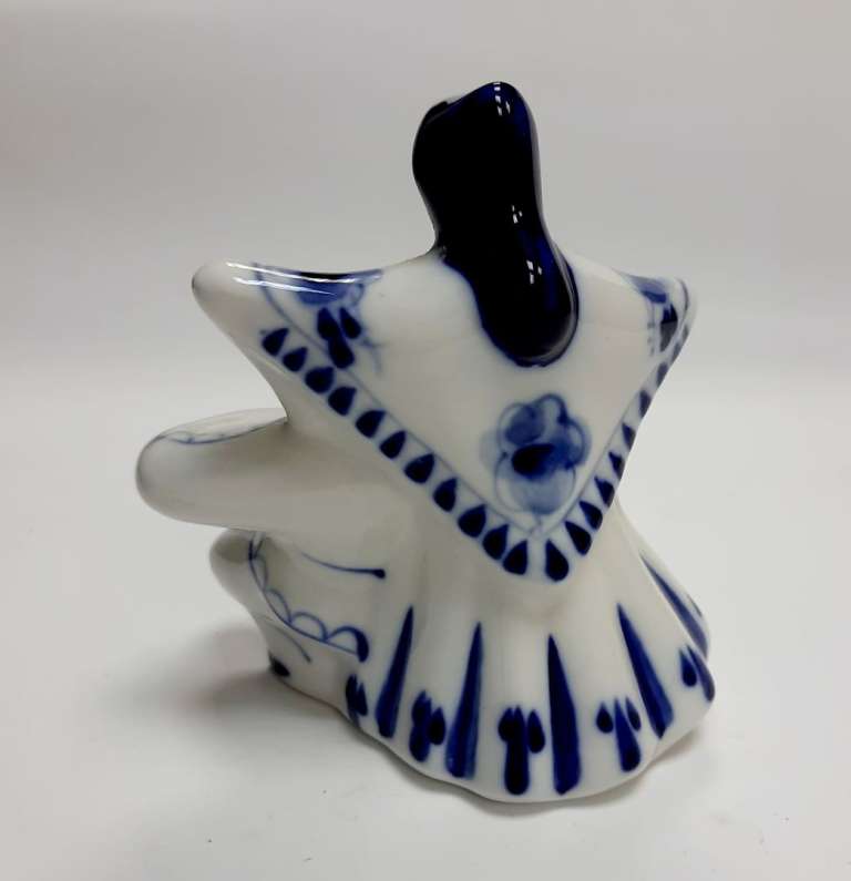 Фарфоровый сувенир "Баянист", гжель.