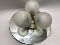 Люстра потолочная трехрожковая с круглым зеркальным основанием