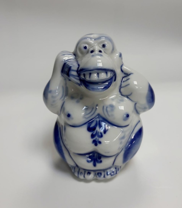 Фарфоровый сувенир "Обезьяна с телефоном", гжель.