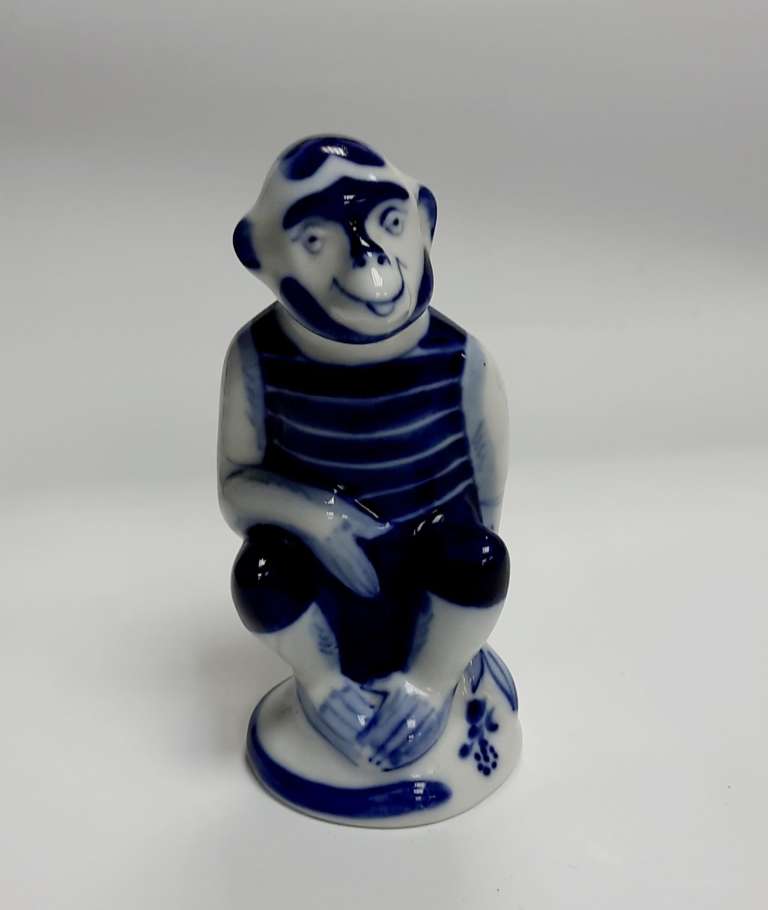 Фарфоровый сувенир "Обезьяна", гжель