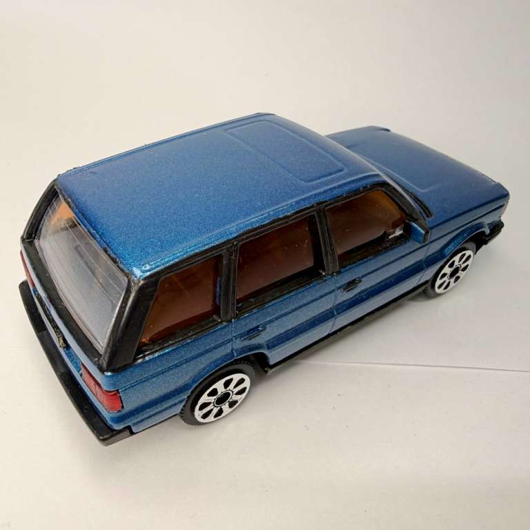 Модель BBurago Range Rover в коробке