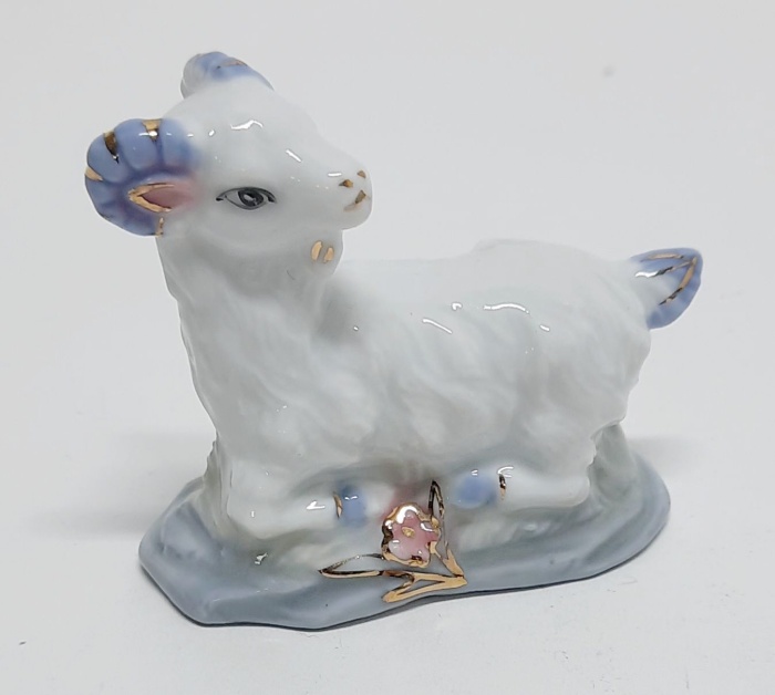 Фарфоровый сувенир "Овечка" (сост. на фото)