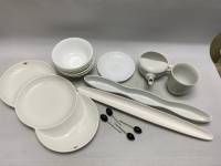 Набор белой посуды для декорирования стола