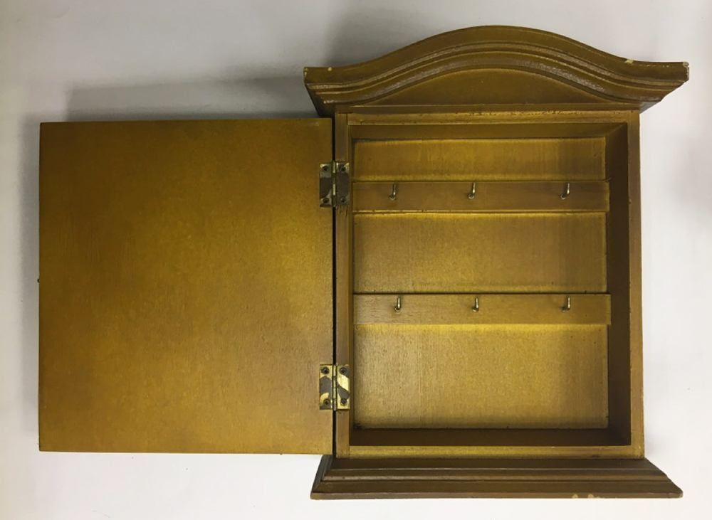 Ключница настенная, дерево (сост. на фото)