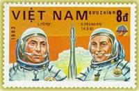 (1983-041) Марка Вьетнам "Л. Попов и Д. Прунариу"    Интеркосмос II Θ