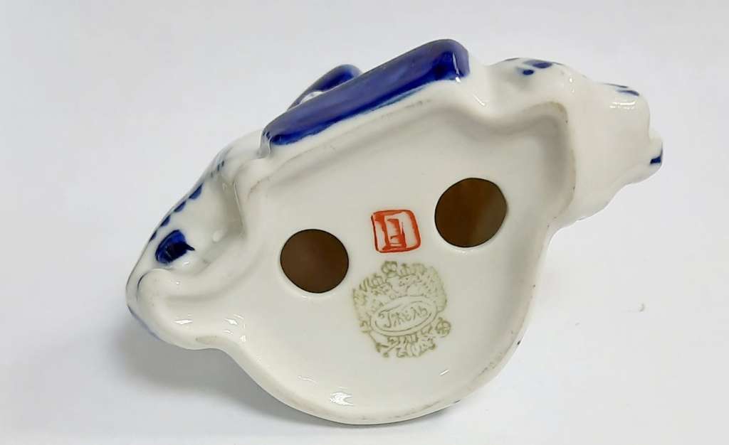 Фарфоровый сувенир "Хозяюшка", гжель