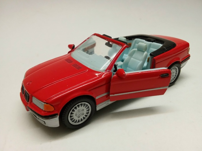 Модель авто 1:43 BMW 325I Maisto 