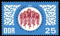 (1967-035) Марка Германия (ГДР) "Велосипедисты"    Велогонки III Θ