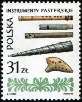 (1985-025) Марка Польша "Пастушьи флейты, бараний рог, окарина"    Народные музыкальные инструменты 