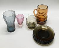 5 блюдец + кружка + 3 бокала, цветное стекло, 9 предметов