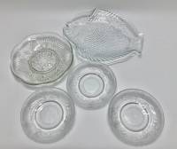 Блюдо в виде рыбы, салатник и 3 десертные тарелки, стекло, 5 шт