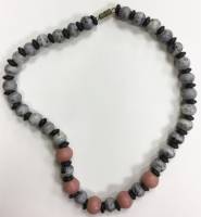 Бусы, предположительно родонит, шунгит (сост. на фото)