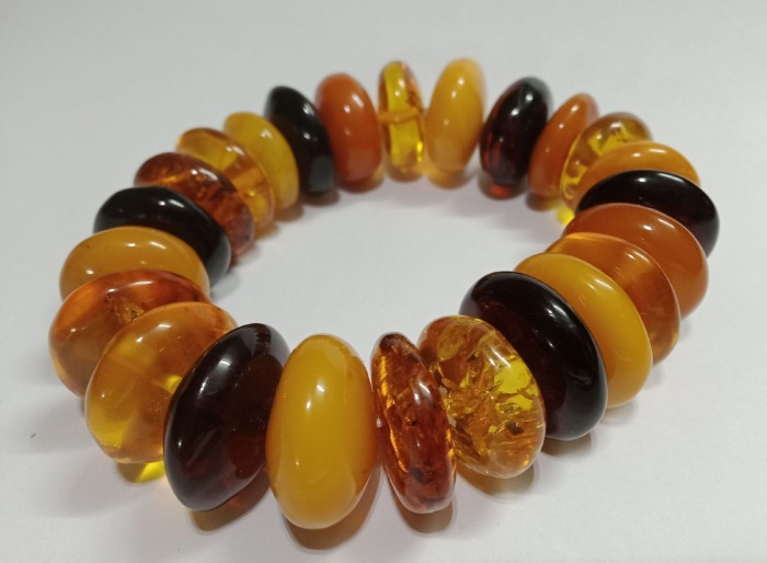 Браслет янтарный четырехцветный 44 гр (новый)