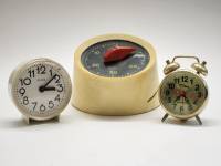Часы 2 шт и таймер Янтарь настольные механические СССР в ремонт