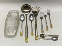 Селедочница и столовые приборы 3 вилки, 2 столовые ложки и 2 чайные ложки, половник и для пюре
