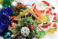 Украшения новогодние, шары, гирлянды, игрушки, цветы (сост. на фото)