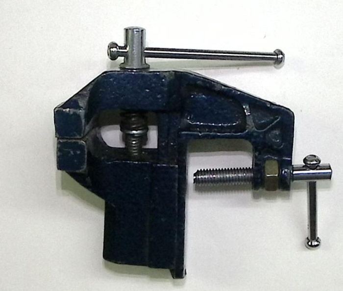 Тиски настольные  СССР (сост. на фото)