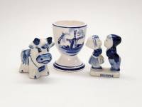 Фарфор гжель 3 фигурки Целующиеся дети Корова Подставка под яйцо Голандия