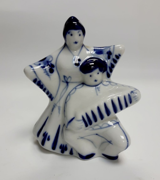 Фарфоровый сувенир "Баянист", гжель.