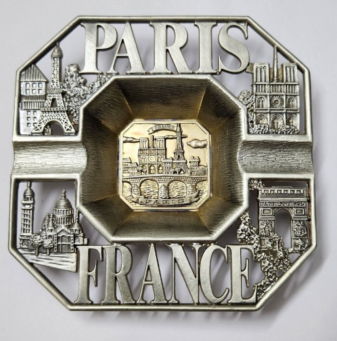 Пепельница металл Paris France (сост. на фото)