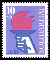 (1977-072) Марка Германия (ГДР) "Рука с факелом"    Международная солидарность III Θ